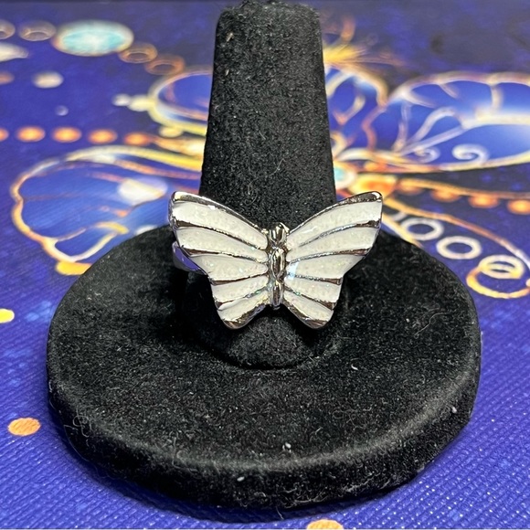 2/22 Pretty butterfly -cream/white “fireopal” ring silver tone - Picture 8 of 9